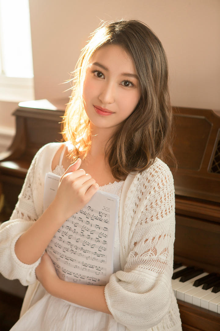 端庄大方的美女钢琴老师高清人像摄影图片大全