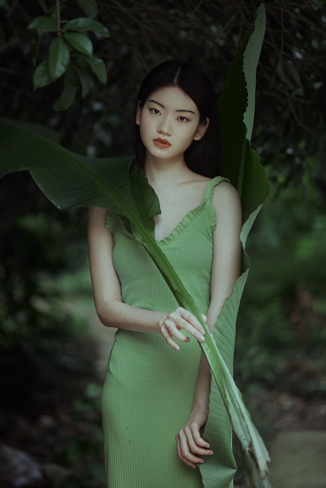 东方美女树林艺术照图片