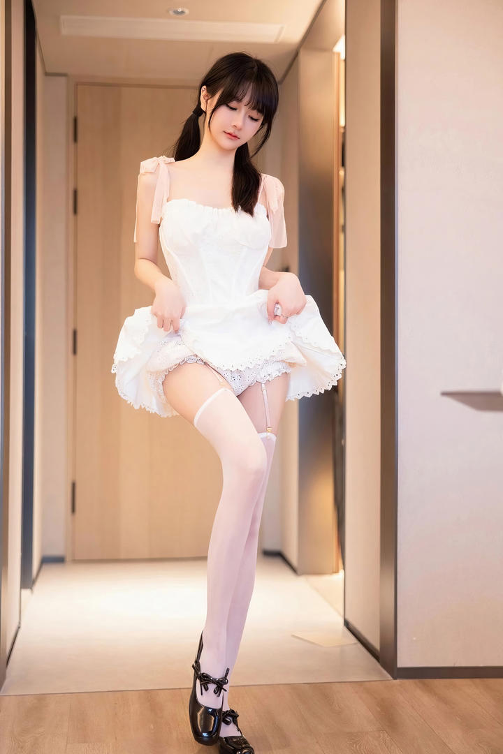 国产精品白丝袜小美女酒店大胆私房照写真图片