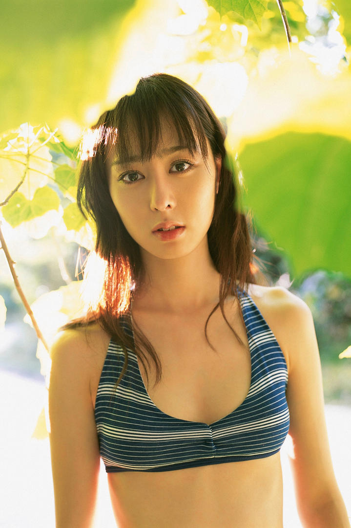 日本清纯美女夏日泳装写真图片