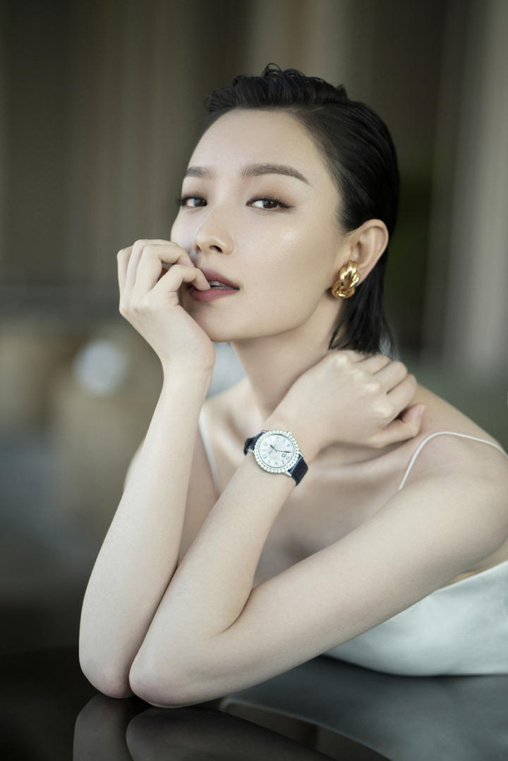 倪妮抹胸吊带干练短发性感写真