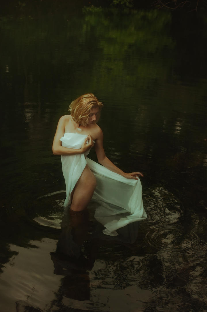 水中洗澡的欧美短发美女写真图片