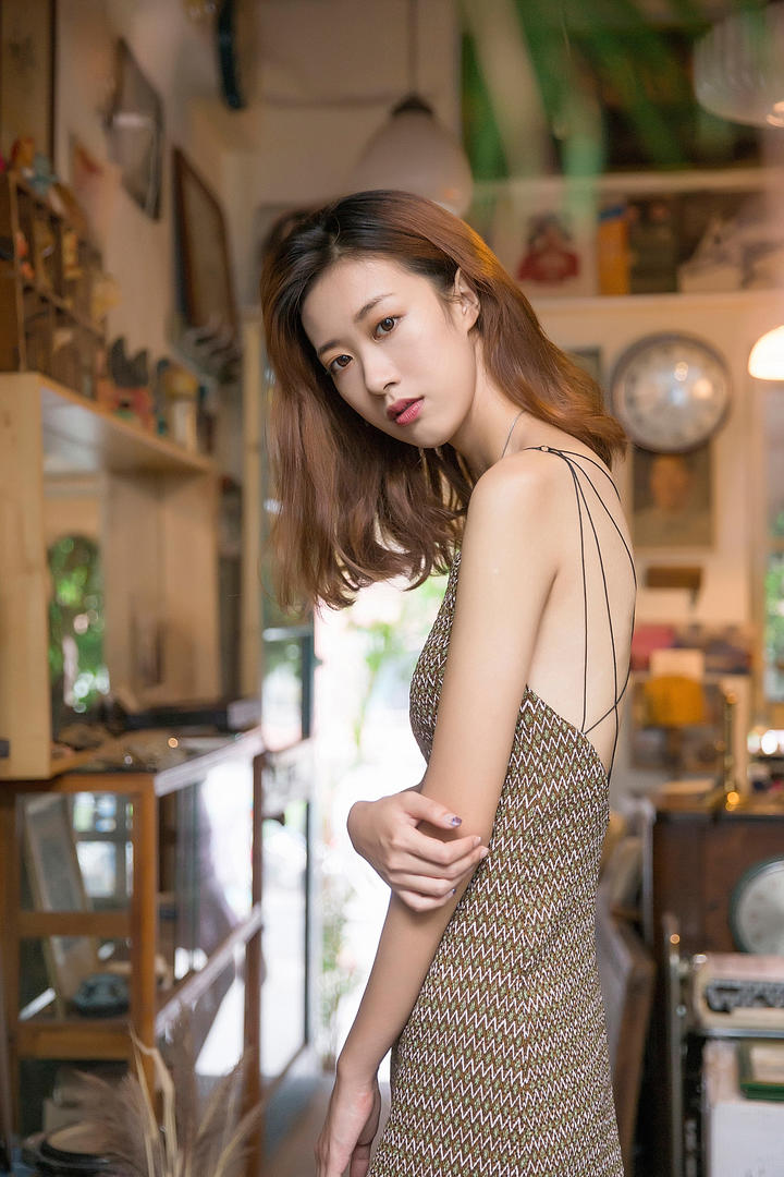 时尚漂亮的气质美女模特人体艺术摄影图片