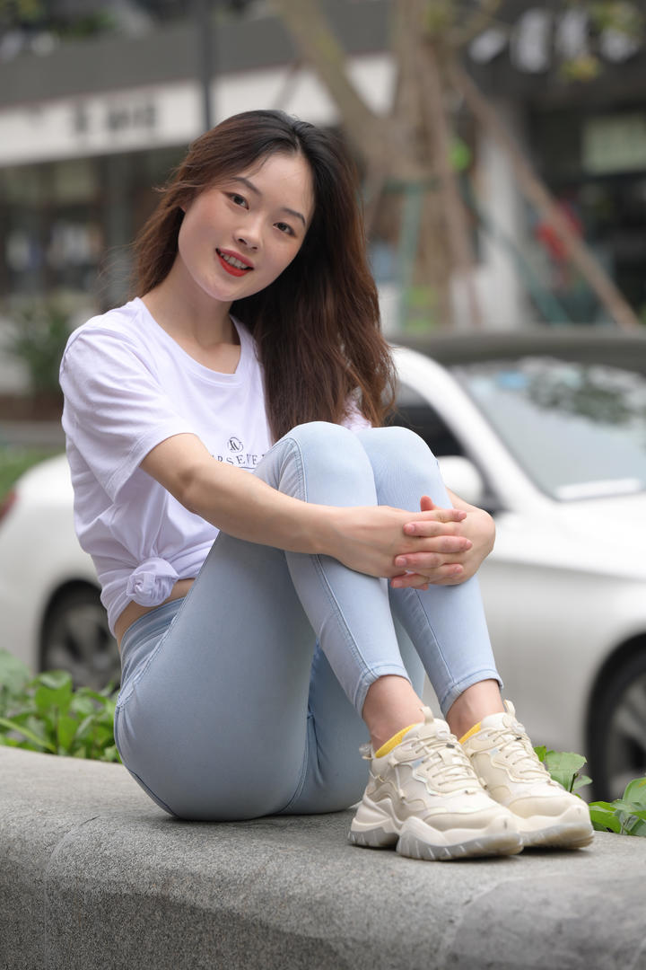 抱着双腿的漂亮紧身裤美女131高清写真图片