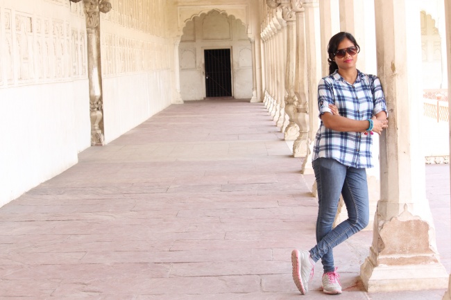 格子衬衫美女写真图片