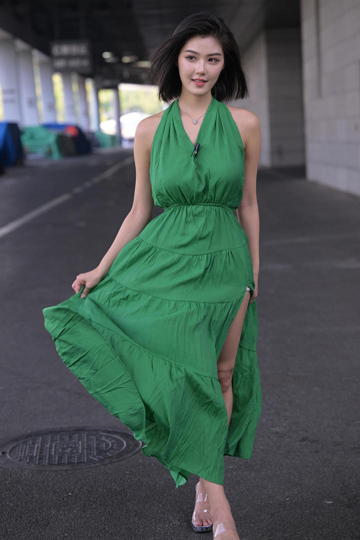 橄榄绿褶皱长裙深圳人才公园街拍美女高清图片