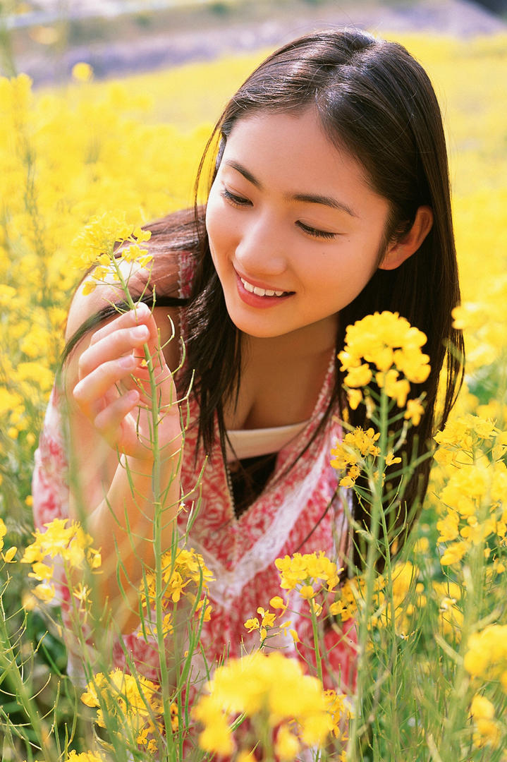 采摘鲜花的日本甜美女孩清纯美女壁纸图片