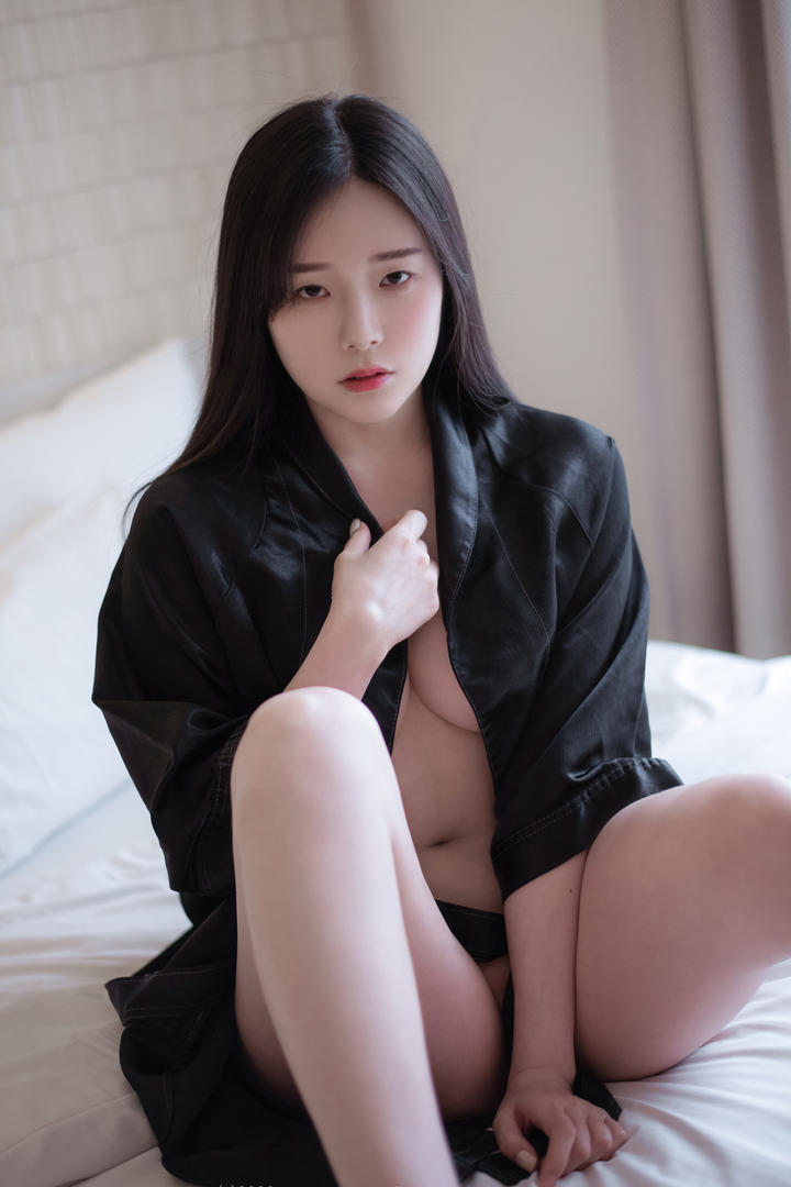 穿黑色睡衣的韩国性感嫩模裸体人体艺术照片