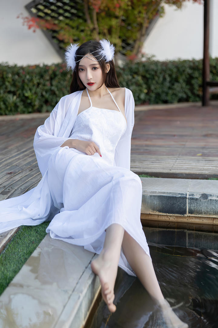 穿白色长裙国产精品久久久主播美女自拍在线免费下载