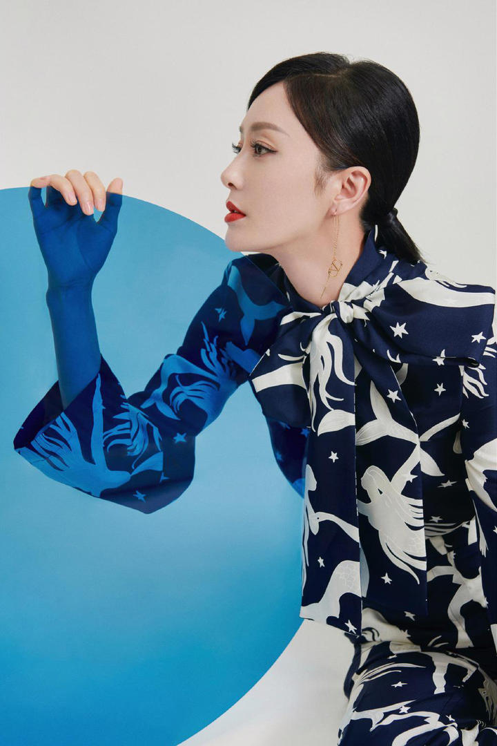 中国美女明星演员秦岚优雅自信写真图片