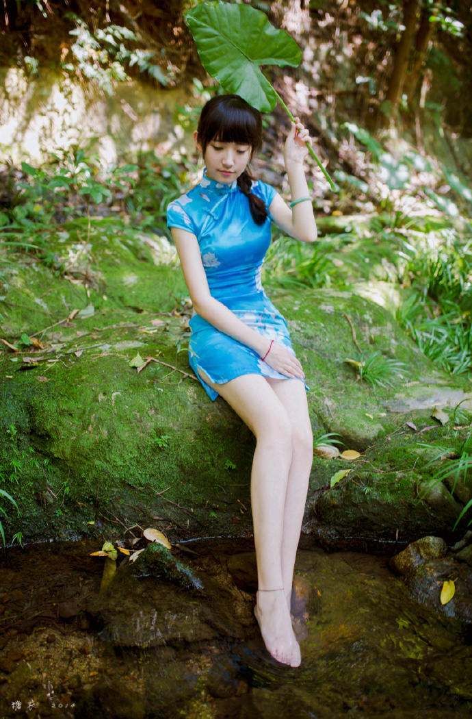 蓝色旗袍少女的户外之行