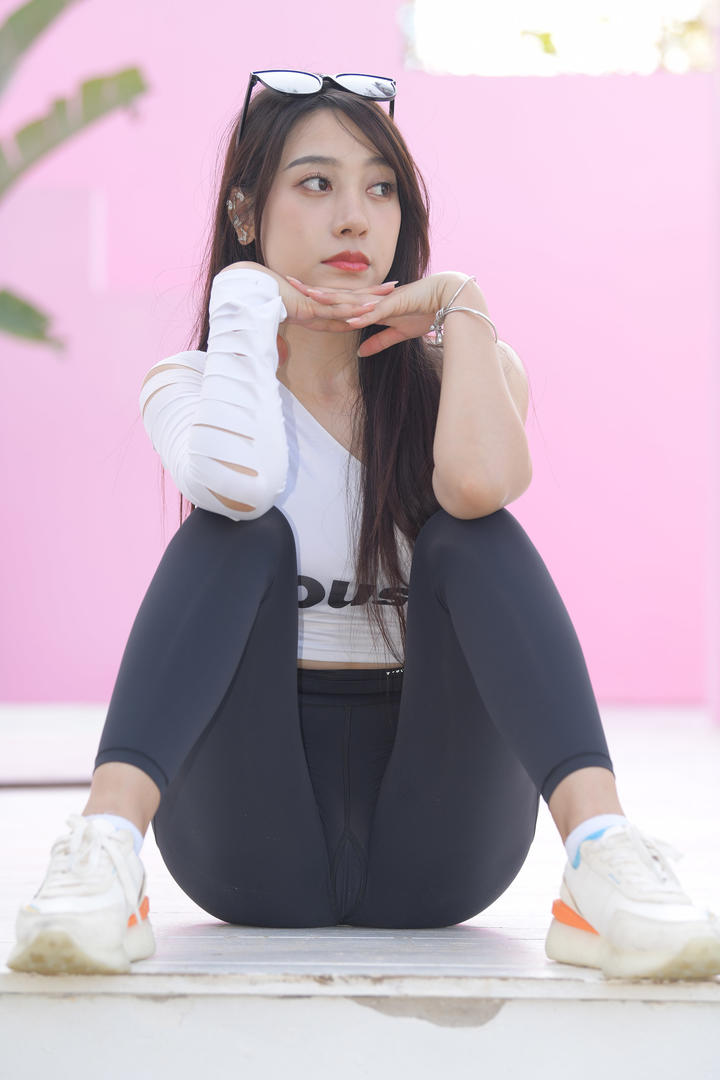 瑜伽裤鲍沟大户型美女图片