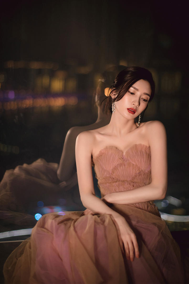 气质忧郁的性感女明星江疏影写真图片
