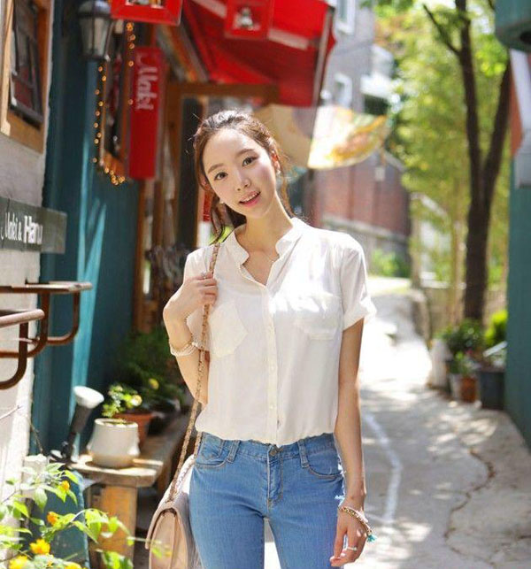 牛仔裤美女在寂静的街角留下的影子