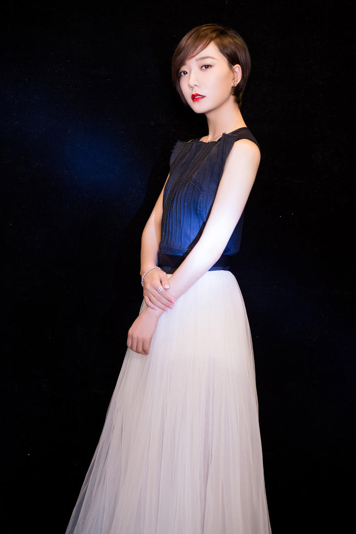 中国高清短发美女明星王珞丹写真图片
