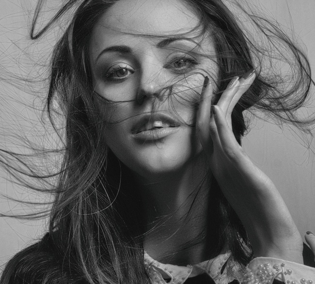 欧美黑白风美女写真图片