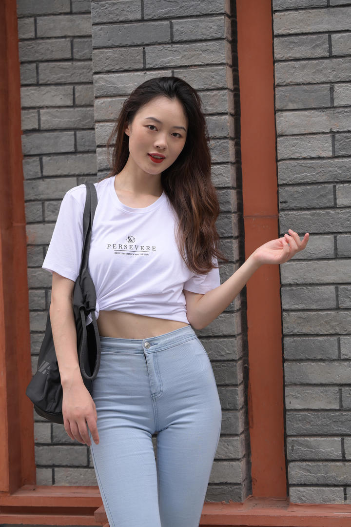 街拍穿紧身的裤梨形身材美女图片