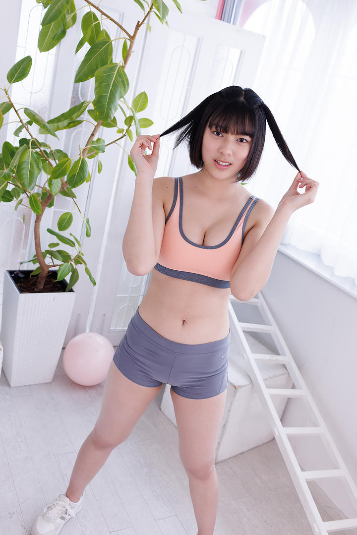 日本短发女大学生做瑜伽艺术照片
