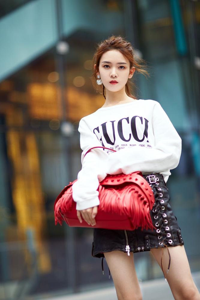 新生代花旦美女明星陈瑶玩街拍美女写真图片
