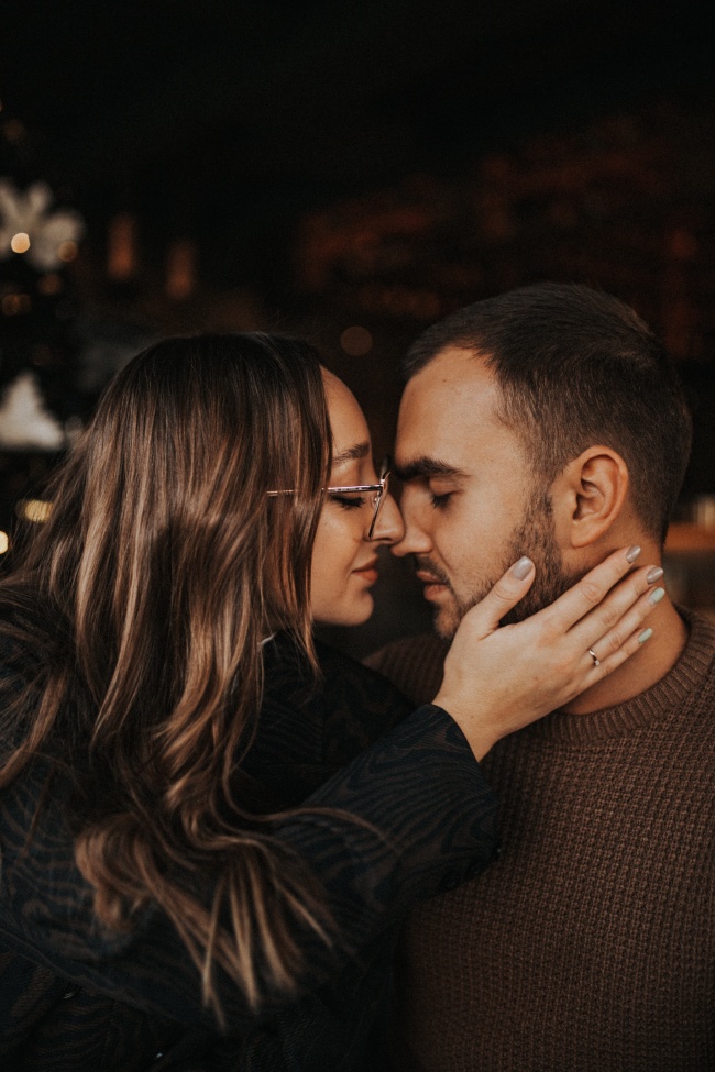 恩爱情侣亲昵动作图片