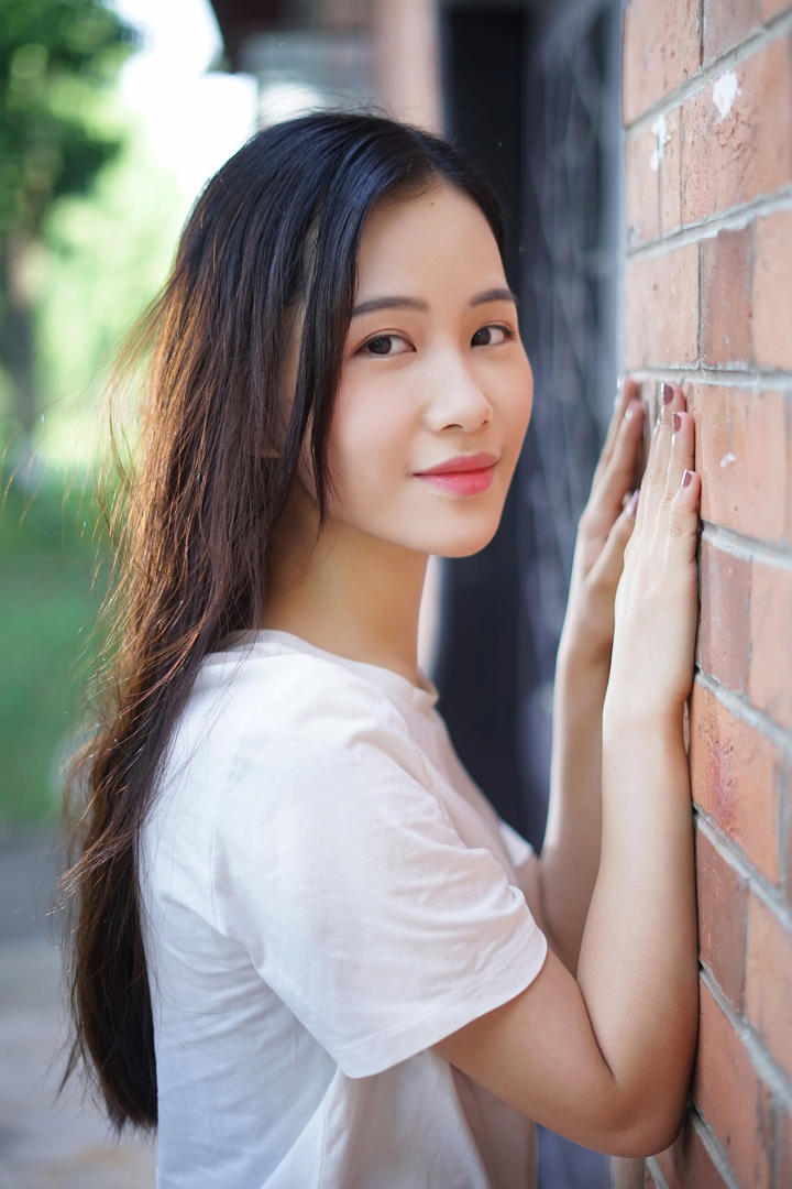 趴在墙上的清纯美女卡柔图片