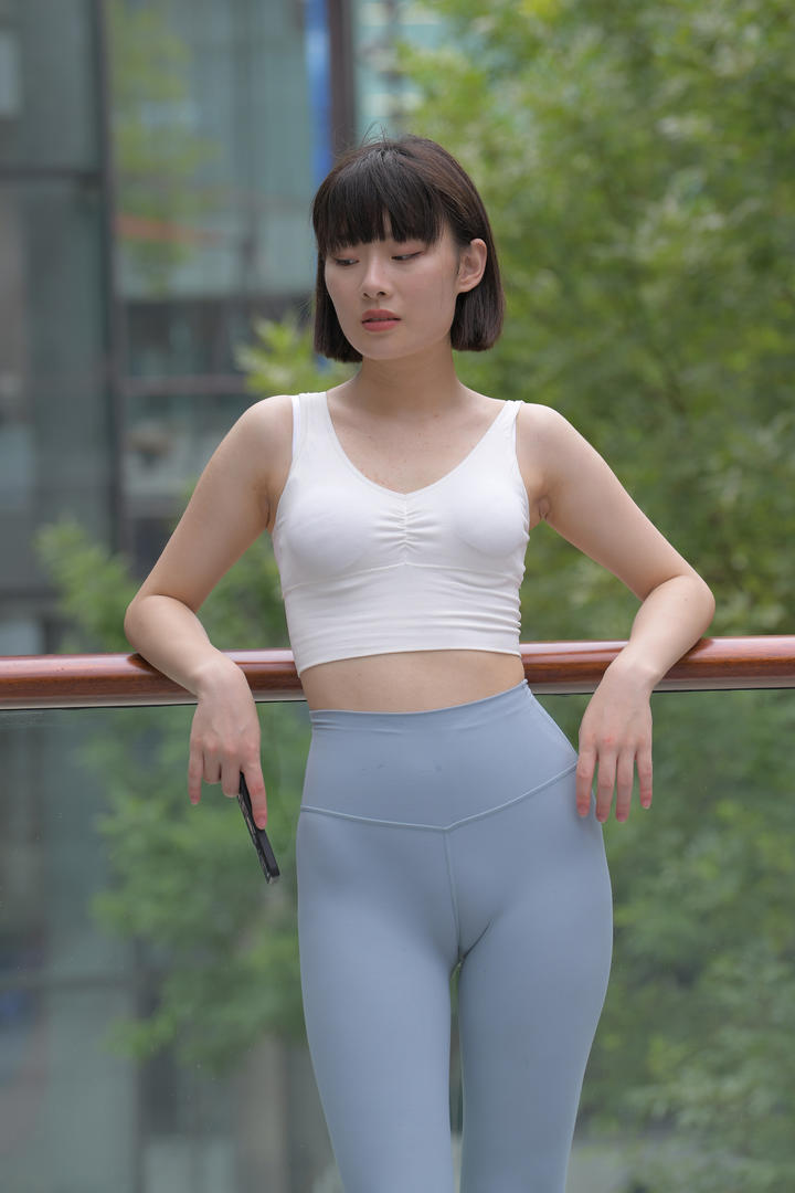 靠在栏杆上的国产丰满紧身裤美女高清图片
