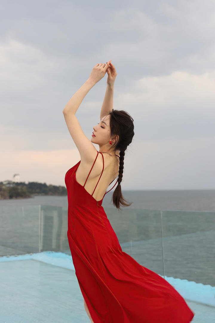 海边跳舞的气质美女刘奕宁写真图片
