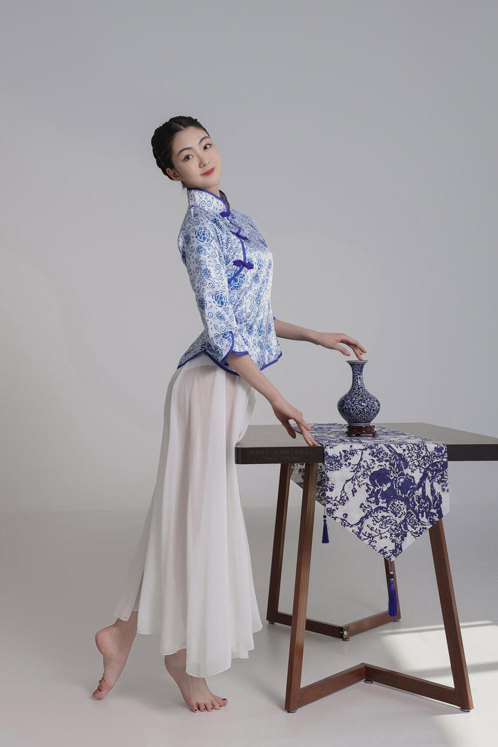 穿着白色裙子的气质古装美女艺术写真图片