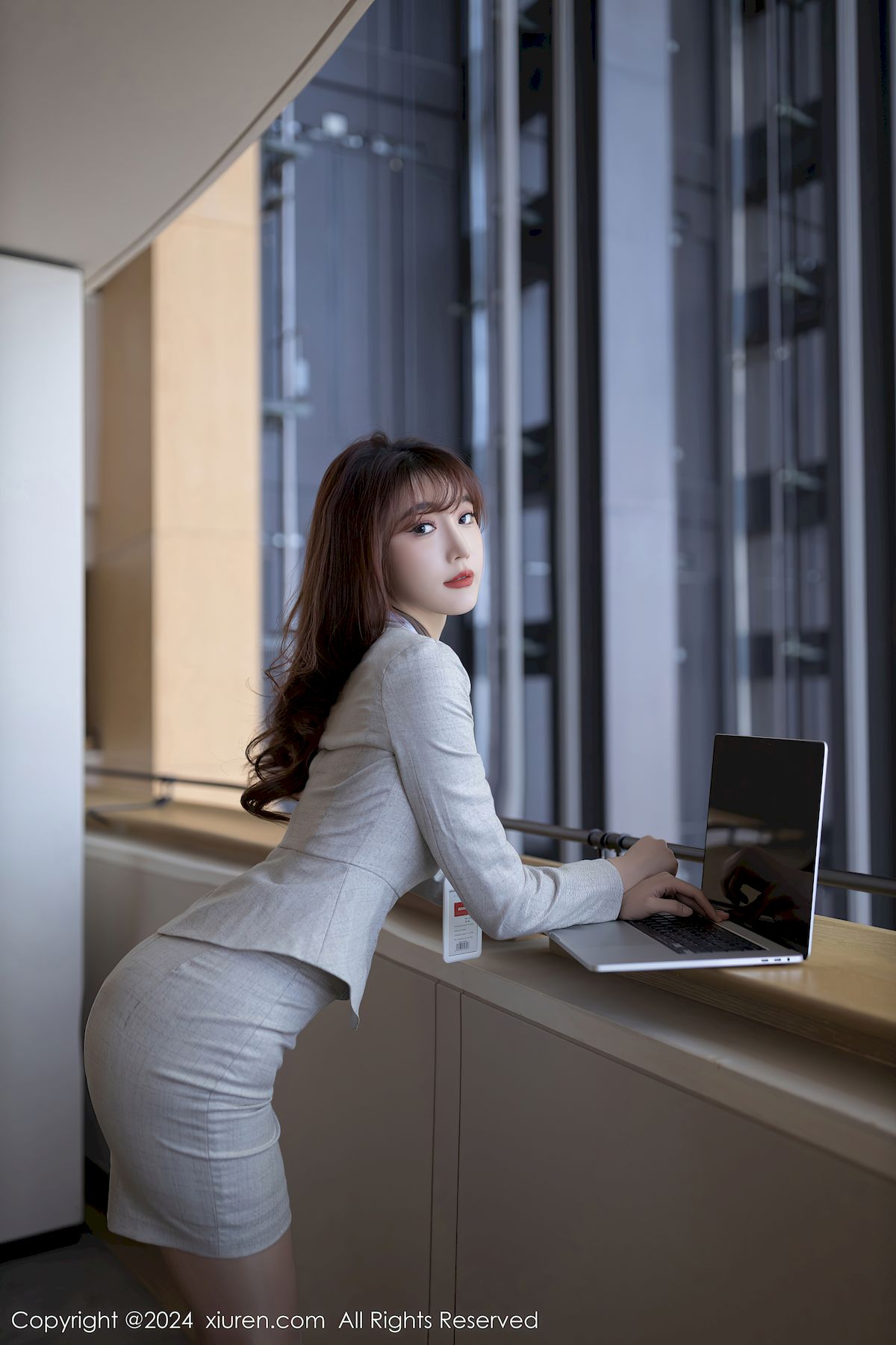 秀人网美女模特陆萱萱浅灰OL服饰搭配原色丝袜泰国旅拍