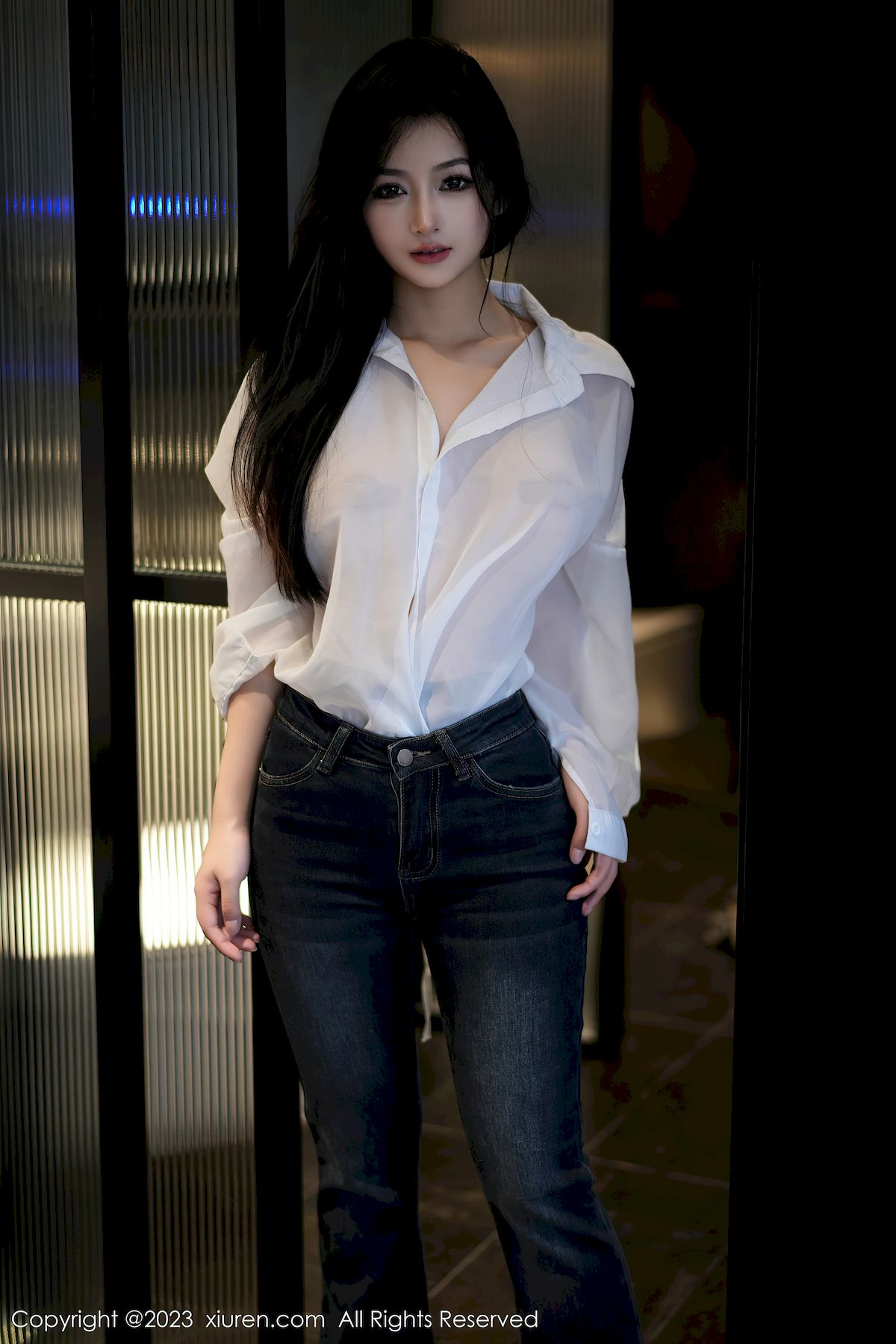 秀人网新人模特谭小灵白衬衫搭配简约牛仔裤性感写真