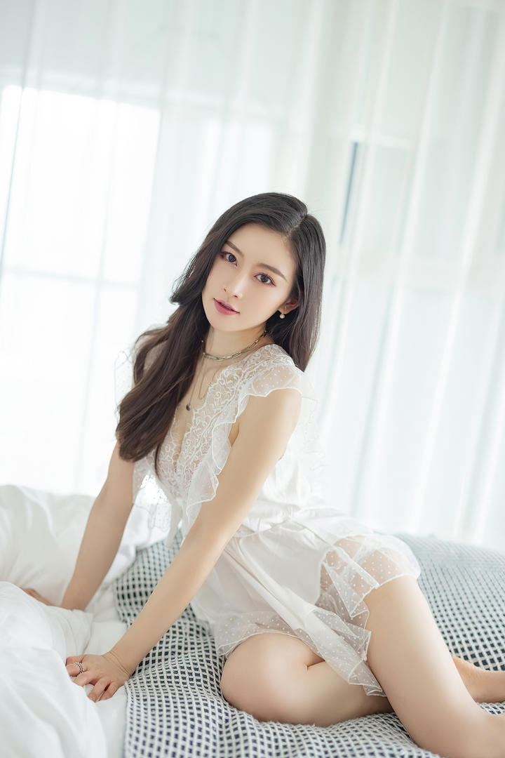 穿着蕾丝睡衣的漂亮美女Vanessa写真图片