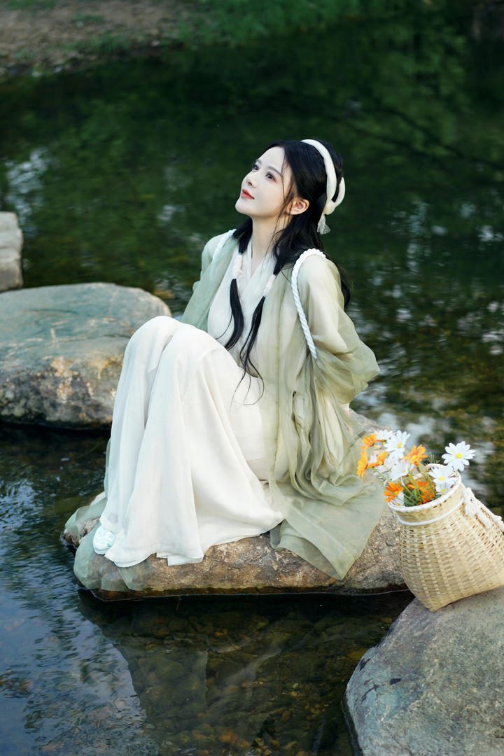 坐在石头上的清纯古典汉服美女高清摄影图片