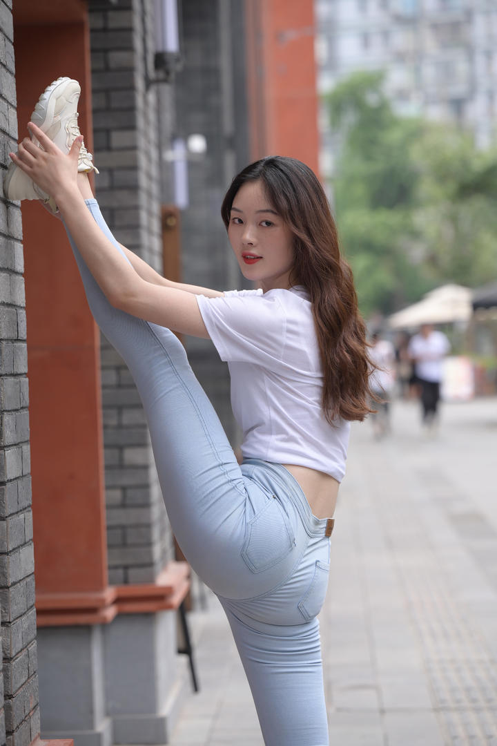 做高难度动作的紧身牛仔裤美女图片