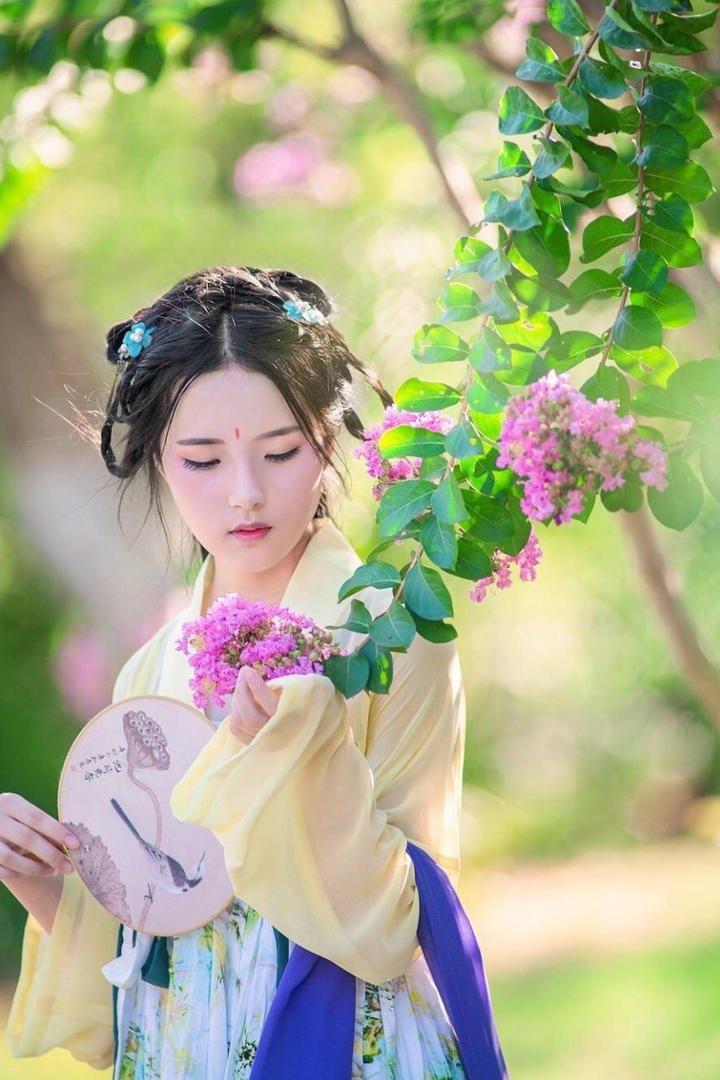 户外赏花的清纯古装美女艺术写真图片