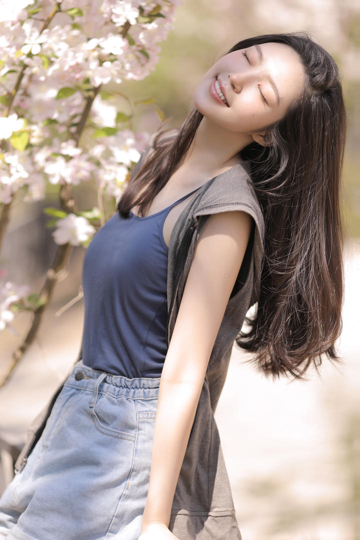 桃花树下的唯美清纯美女摄影写真图片