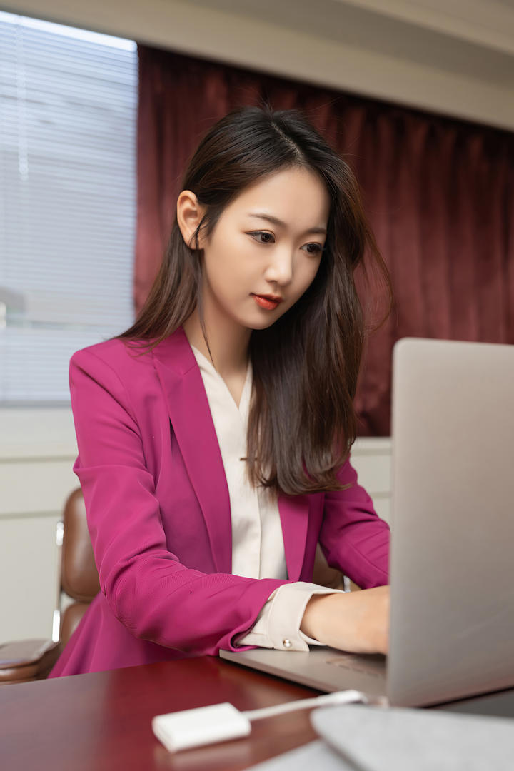穿红色制服玩电脑的极品美女主播性感写真图片