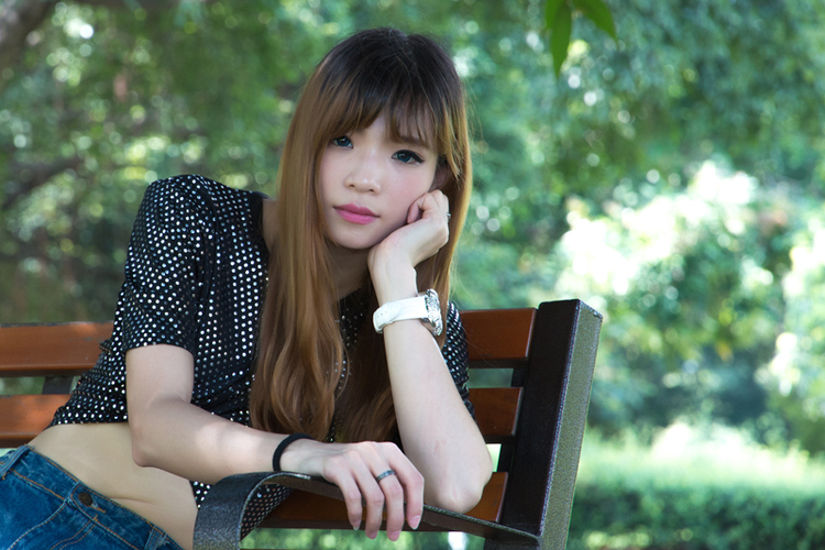 公园中的少女清纯靓丽的风景线