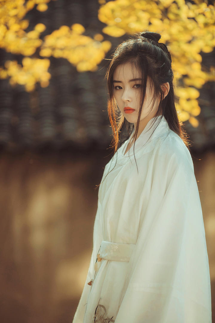 一袭白衣的古装美女唯美艺术写真图片