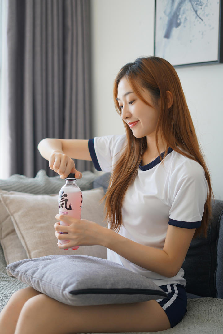 喝饮料的清纯活泼女高中居家生活照图片