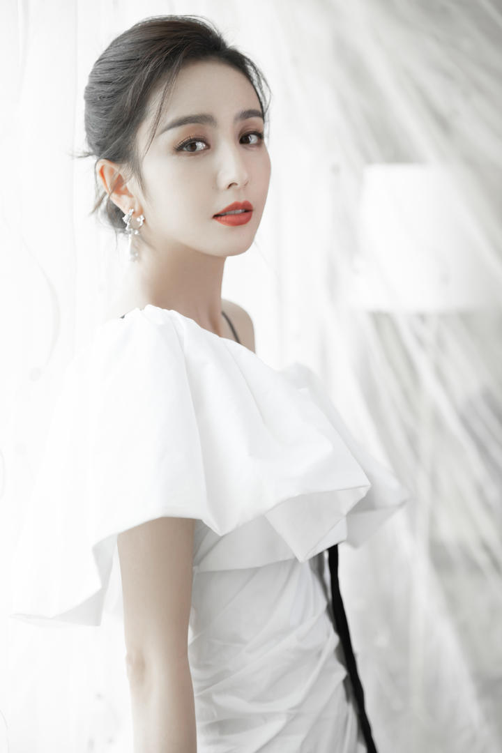 佟丽娅简约时尚纯白蝴蝶结连衣裙仙气十足美女明星写真图片