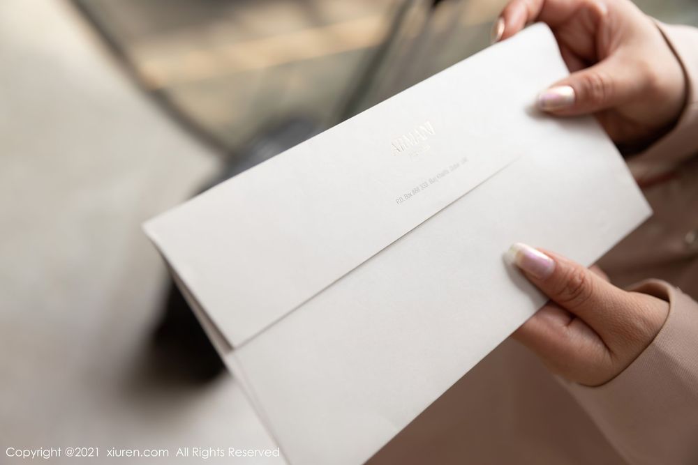 秀人网美女模特允薾空姐制服受邀参加别墅派对三亚旅拍