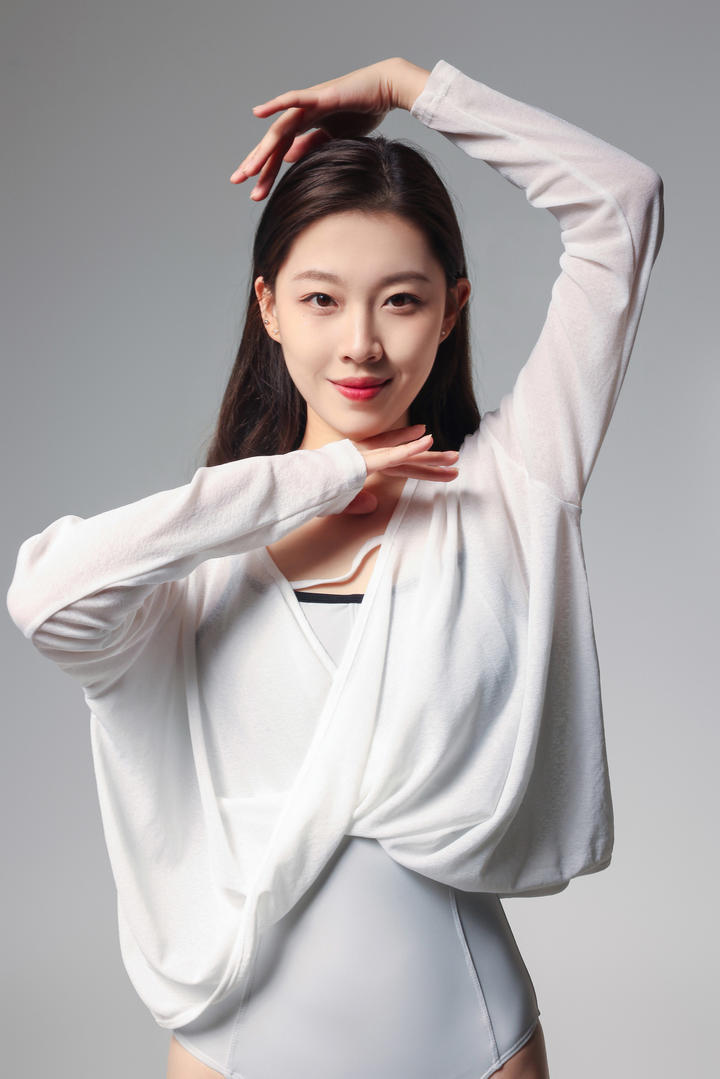 长相甜美的美女瑜伽老师高清人体艺术照图片