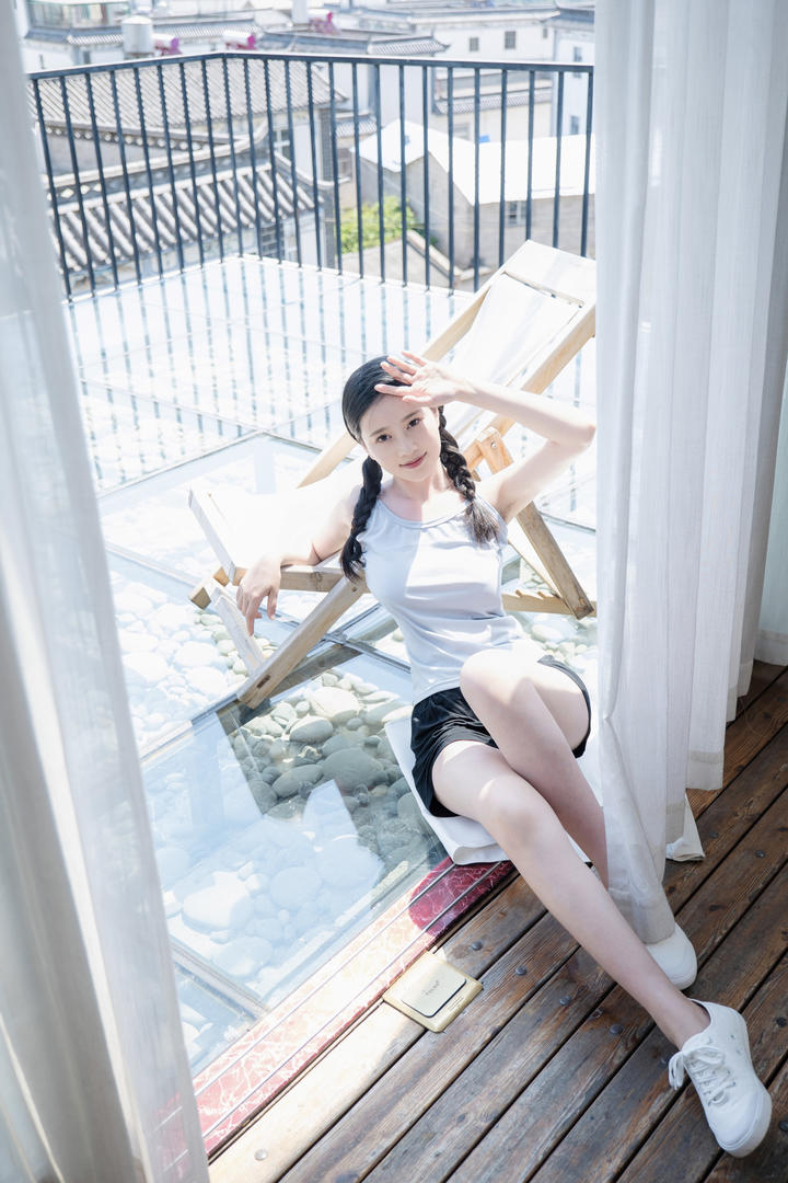 扎着辫子的清纯邻居女孩美腿美女生活照
