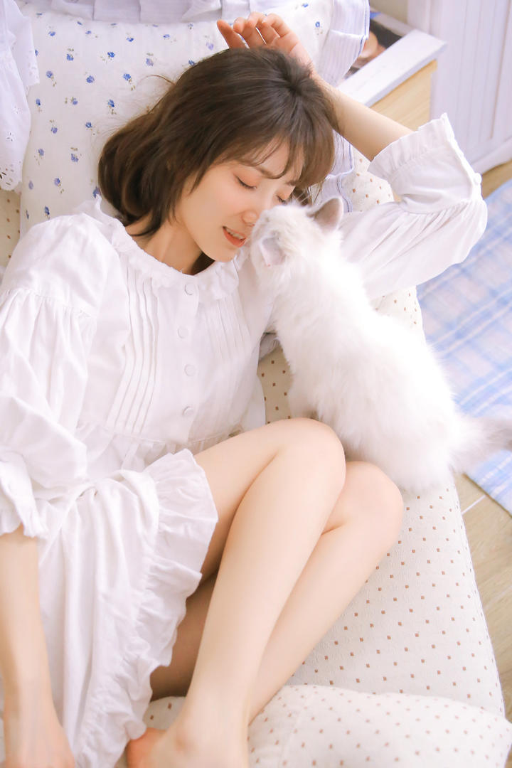 躺在沙发上的清纯美腿美女