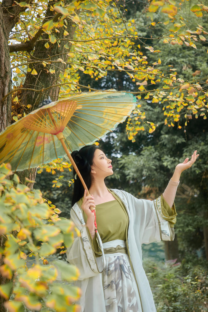 撑着伞的古装气质美女高清艺术照图片
