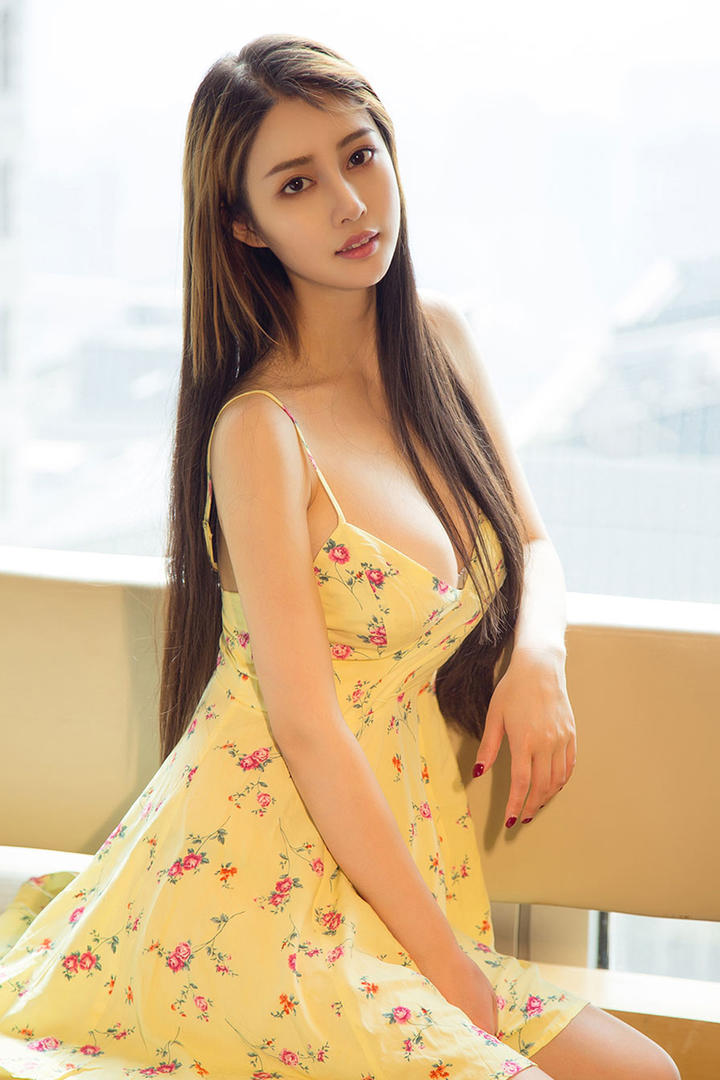 穿着黄色吊带短裙的大胸女神高清图片