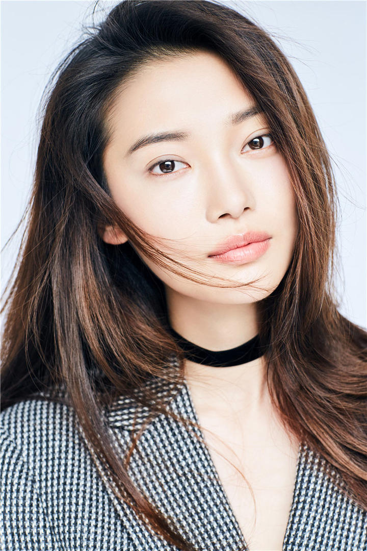 美女明星田依桐高清西装写真图片