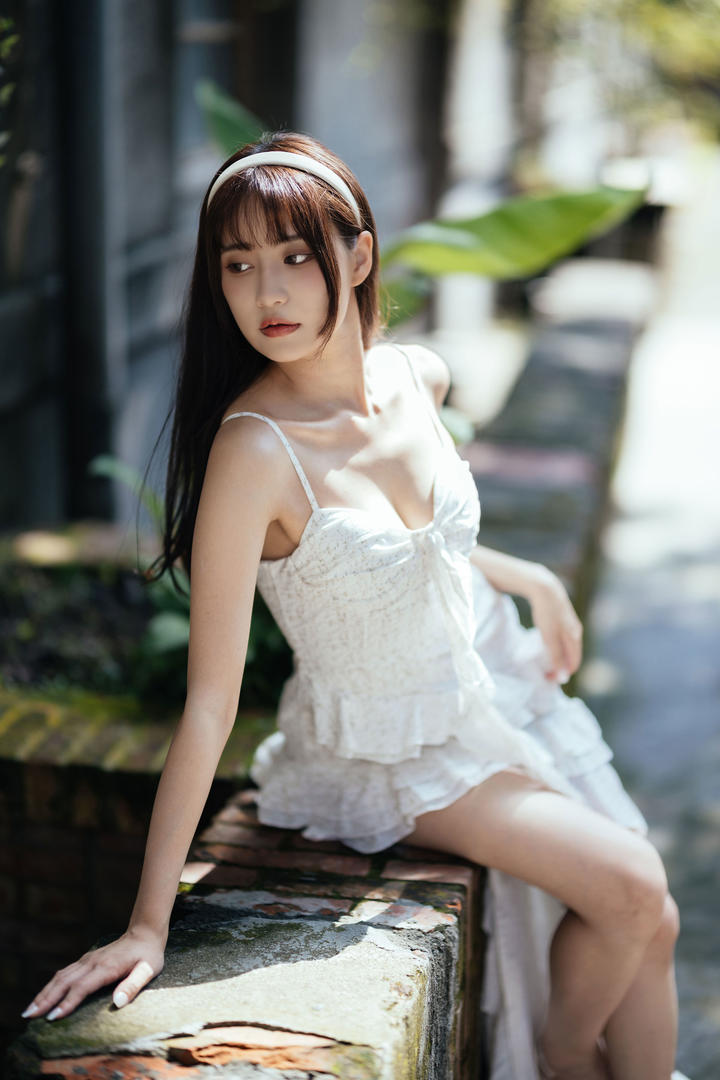 吊带清纯少女街拍