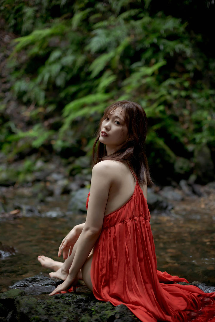 坐在小溪里的日本红裙美女湿身艺术照图片