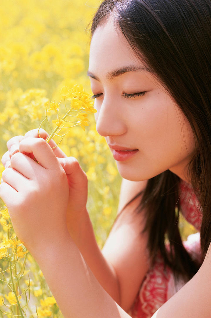 赏花的日本清纯美女手机壁纸图片